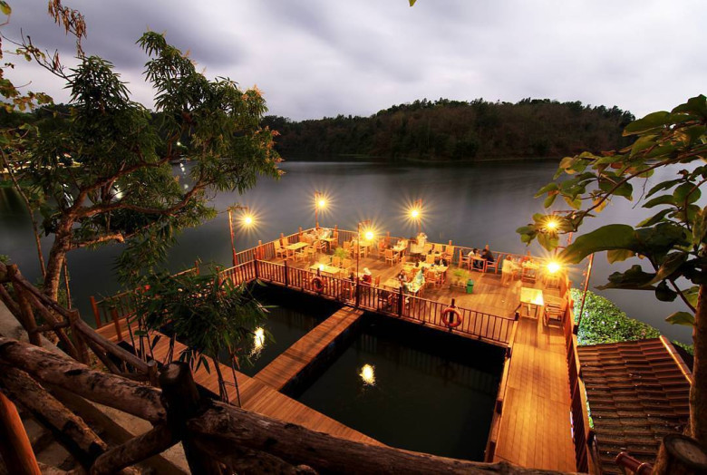 jembangan wisata alam kebumen, perahu wisata di waduk pejengkolan, mini zoo kebumen